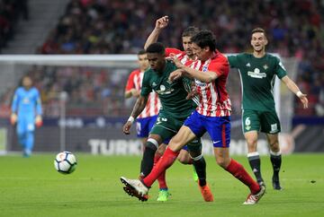 Junior Firpo entre Gabi y Savic.