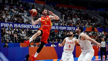 Dario Brizuela durante el duelo de la selección española de baloncesto del Mundial 2023.