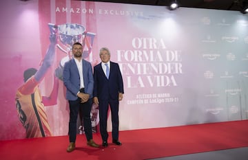 Ricardo Carbonero, director de contenidos de Amazon Prime Video Espa?a y Portugal con Enrique Cerezo presidente del Atl¨¦tico de Madrid.