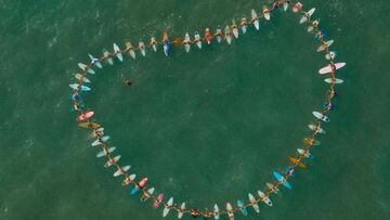 Varios surfistas se cogen de la mano formando un c&iacute;rculo en la playa de Zicatela (Oaxaca, M&eacute;xico), donde Oscar Serra muri&oacute; en una ola de Puerto Escondido, para darle el &uacute;ltimo adi&oacute;s al surfista. 