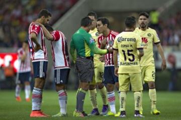 Bravo dialogando con el árbitro.