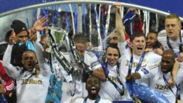 Los jugadores del Swansea, tras ganar la Copa de la Liga