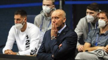 Moscow (Russian Federation), 02/10/2020.- Khimki's head coach Rimas Kurtinaitis (C) reacts during the Euroleague basketball match between Khimki Moscow Region and Panathinaikos OPAP Athens in Moscow, Russia, 02 October 2020. (Baloncesto, Euroliga, Rusia, Atenas, Moscú) EFE/EPA/SERGEI ILNITSKY