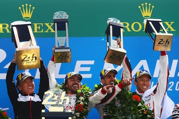 Kazuki Nakajima, Fernando Alonso, Sebastien Buemi y Shigeki Tomoyama   celebran la victoria en las 24 Horas de Le Mans.Shigeki Tomoyama  