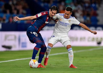 José Campaña, frente a Lucas Vázquez.