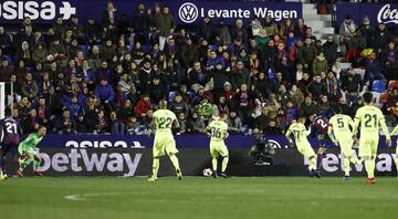 Jeison Murillo jugó su primer partido con el Barcelona ante el Levante en el Estadio Ciudad de Valencia por la ida de los octavos de final de la Copa del Rey. Hizo dupla defensiva junto a Chumi, pero en el remate del partido jugó junto a Lenglet.