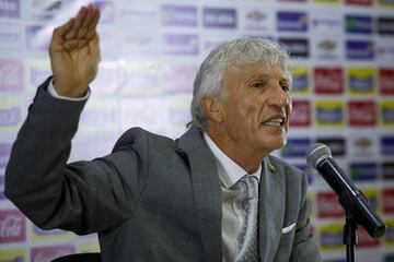 José Néstor Pékerman se fue de la Selección Colombia. El técnico argentino se va después de seis años, la clasificación a dos mundiales, descubrir nuevos talentos y figuras para el fútbol colombiano y el récord de partidos dirigidos con el equipo nacional. Acá unas imágenes para el recuerdo. ¡Gracias Profe!