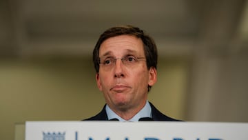 El alcalde de Madrid, José Luis Martínez Almeida, ofrece declaraciones a la prensa sobre el estado del derrumbe del edificio en la calle Hileras, a 8 de octubre de 2025, en Madrid (España). Los bomberos han rescatado los cuerpos sin vida de los cuatro desparecidos en el derrumbe del edificio de la calle Hileras, 4, en Madrid, han confirmado en la madrugada de este miércoles los servicios de emergencias. Fuentes de Emergencias Madrid han informado del rescate de dos de los cuerpos poco antes de las 3.00 de este miércoles, horas después de hallar y recuperar otros dos cadáveres, y han indicado que la Policía Científica de Policía Municipal y Policía Nacional se harán cargo en las próximas horas de su identificación.
08 OCTUBRE 2025
Mateo Lanzuela / Europa Press
08/10/2025