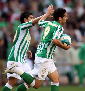 La mayoría de los mejores delanteros centro de la historia de la del Betis no llevaron el 9. Sí lo hizo durante 7 años el malagueño Fernando Fernández Escribano, clave en su llegada desde atrás para la clasificación a Champions League y la Copa del Rey de 2005.