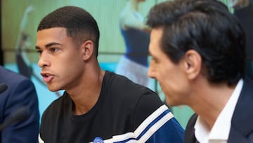 El Deportivo Alaves ha presentado esta mañana al jugador Uruguayo Santiago Mouriño.