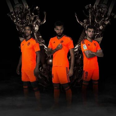 El Valencia presenta su equipación naranja para la Copa