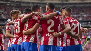 Los jugadores del Atl&eacute;tico celebran el gol de Gim&eacute;nez al Sevilla. 
 
 