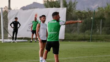 Ania hace indicaciones ante la mirada de Jacobo