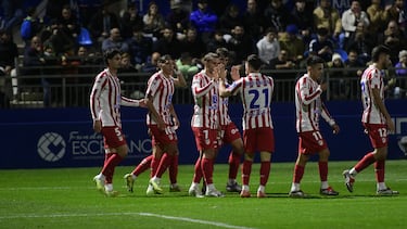 Los jugadores del Atlético celebran el primer gol de Griezmann.