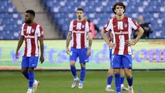 Los jugadores del Atl&eacute;tico se lamentan despu&eacute;s de perder contra el Athletic.