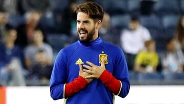 Isco, en un calentamiento con la Selección española.