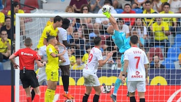 Dmitrovic, ante el Villarreal.