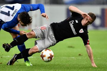 Iker Muniain y Mathew Leckie.