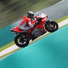 Lorenzo lidera por vez primera con la Ducati y bate récords