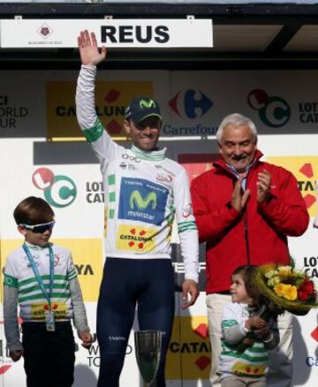 Alejandro Valverde, acompañado de sus hijos el maillot de líder.