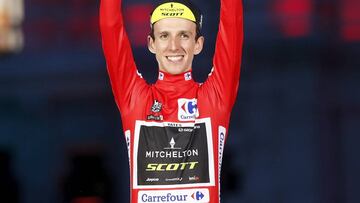 Simon Yates posa con el trofeo de campe&oacute;n de la Vuelta a Espa&ntilde;a 2018.