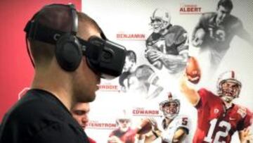 Zach Ertz, antiguo TE de Stanford, con la tecnología de realidad virtual.