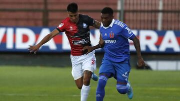 Futbol, Universidad de Chile vs Deportes Antofagasta.
 Fecha 2, campeonato Nacional 2022.
 El jugador de Universidad de Chile Junior Fernandes, derecha, juega el bal&Atilde;&sup3;n contra Deportes Antofagasta durante el partido por la primera division dis