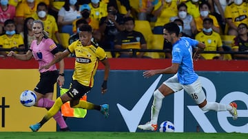 Ecuador's Barcelona Byron Castillo (L) and Uruguay's Montevideo City Torque Jose Alvarez (R) vie for the ball during their Copa Libertadores football match at Monumental stadium in Guayaquil, Ecuador, on February 15, 2022. (Photo by Rodrigo BUENDIA / AFP)