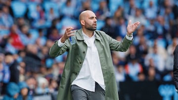 Claudio Giráldez, entrenador del Celta, durante el partido contra el Espanyol en Balaídos correspondiente a la 31ª jornada de LaLiga EA Sports.