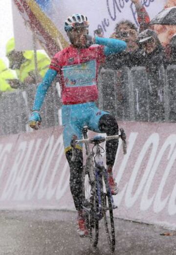 La nieve, el viento y el frío fueron los protagonistas de la penúltima jornada del Giro de Italia. El italiano Vincenzo Nibali cruzando la linea de meta.