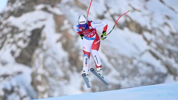 Corinne Suter, durante la prueba de descenso de la Copa del Mundo de Esquí Alpino en Val d'Isere.