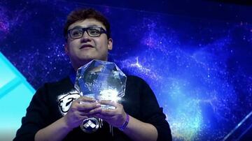 MKLeo (Joker) con el trofeo de ganador en EVO 2019.