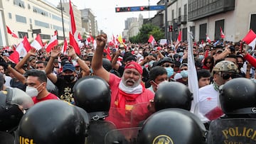 Demonstrators confront police officers after Peru's President Pedro Castillo imposed a curfew in the capital, banning people from leaving their homes in an attempt to curb protests against rising fuel and fertilizer costs that have spread throughout the country, in Lima, Peru April 5, 2022. REUTERS/Sebastian Castaneda