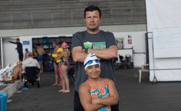 Sara Vargas junto a su entrenador.