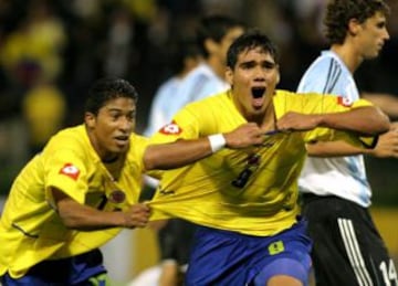 Falcao García: Jugador del Manchester United de Inglaterra. Comenzó su carrera muy joven siendo el jugador de menos edad en jugar un partido profesional en el fútbol colombiano: saltó a la cancha a los 13 años con Lanceros de Boyacá. Tras un paso fugaz por las inferiores de Millonarios, se unió a River Plate de Argentina para completar su formación como delantero de área. Fue campeón del apertura 2008 y saltó a Europa con Porto de Portugal, donde ganó seis títulos nacionales y una Copa de la UEFA. Ese registro llamó la atención del Atlético de Madrid al que hizo campeón de Copa del Rey, de la Copa de la UEFA y la Supercopa de la UEFA. Una millonaria oferta le puso la camiseta del Mónaco, dónde una lesión de ligamentos cruzados lo dejó afuera del Mundial 2014.  Ahora está en Manchester United bajo la dirección de Louis Van Gaal, con el que mantiene un cerrado pulso por su titularidad.  En la Selección Colombia, es el segundo goleador por detrás de Arnoldo Iguarán. Y con nueve goles ayudó al regreso de Colombia a una Copa del Mundo después de 16 años.