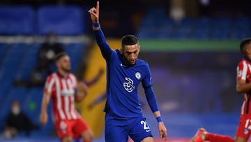 Chelsea&#039;s Moroccan midfielder Hakim Ziyech celebrates scoring his team&#039;s first goal during the UEFA Champions League round of 16 second leg football match between Chelsea and Atletico Madrid at Stamford Bridge in London on March 17, 2021. (Photo by Ben STANSALL / AFP)