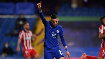 Chelsea&#039;s Moroccan midfielder Hakim Ziyech celebrates scoring his team&#039;s first goal during the UEFA Champions League round of 16 second leg football match between Chelsea and Atletico Madrid at Stamford Bridge in London on March 17, 2021. (Photo by Ben STANSALL / AFP)