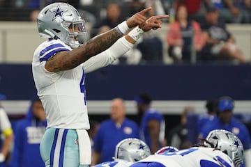 Dak Prescott es el que más gana ya que tiene un salario de 60 millones de dólares con los Dallas Cowboys.