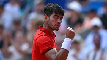 Spain's Carlos Alcaraz reacts while playing against US' Tommy Paul during their men's singles quarter-final tennis match on Court Philippe-Chatrier at the Roland-Garros Stadium during the Paris 2024 Olympic Games, in Paris on August 1, 2024. (Photo by CARL DE SOUZA / AFP)