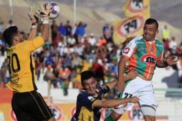 Álvaro Salazar controla la pelota tras un cabezazo de Donoso.