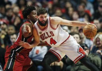 Nikola Mirotic ante Justise Winslow.