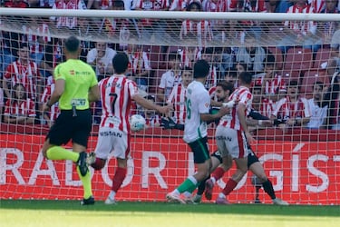 El jugador sportinguista está cogiendo ritmo y vio puerta. Aunque juega en la segunda línea su aportación ofensiva es muy buena. Tuvo una oportunidad para hacer un gol 'messiánico', le fallo el remate final. En la imagen, el primer tanto de los rojiblancos que anota el jugador hispano-belga.