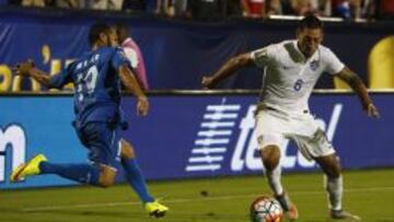 RL01. FRISCO (TX, EE.UU.), 07/07/2015.- Clint Dempsey (d) de Estados Unidos ante Alfredo Mejía (i) de Honduras hoy, martes 7 de julio de 2015, durante un partido de la Copa de Oro de la Concacaf en el estadio Toyota de Frisco, Texas (EE.UU.). EFE/RALPH LAUER