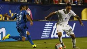 RL01. FRISCO (TX, EE.UU.), 07/07/2015.- Clint Dempsey (d) de Estados Unidos ante Alfredo Mej&iacute;a (i) de Honduras hoy, martes 7 de julio de 2015, durante un partido de la Copa de Oro de la Concacaf en el estadio Toyota de Frisco, Texas (EE.UU.). EFE/RALPH LAUER