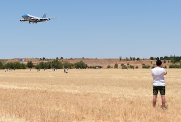 El presidente de los Estados Unidos ha aterrizado en la base aérea de Torrejón de Ardoz para acudir a la cumbre de la OTAN. Biden ha llegado a España en su avión Air Force One, blindado incluso ante una explosión nuclear y capaz de repostar desde el aire. El presidente estadounidense ha sido recibido por el rey Felipe VI al bajar del avión.