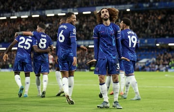 Marc Cucurella, jugador del Chelsea, celebra su gol anotado ante el Brentford.