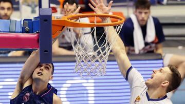 SANTIAGO DE COMPOSTELA, 23/03/2021.- El alero sueco-estadounidense del Monbus Obradoiro, Chris Czerapowicz (d), defiende la entrada a canasta de Alberto Abalde (i), alero español del Real Madrid, durante el partido entre ambos equipos de la Liga Endesa celebrado este martes pabellón multiusos de Sar, en Santiago de Compostela. EFE/ Lavandeira Jr
