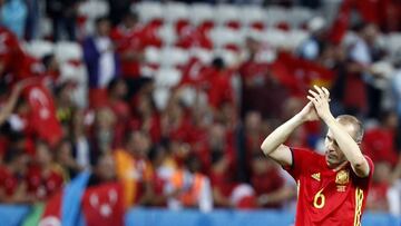 ndrés Iniesta celebra con la afición el triunfo de la Selección Española ante Turquía
