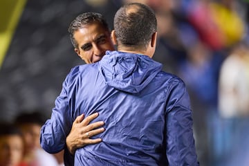    Renato Alves Paiva head coach of Toluca and Andre Soares Jardine head coach of America  during the Quarter final first leg round match between America and Toluca as part of the Liga BBVA MX, Torneo Apertura 2024 at Ciudad de los Deportes Stadium on November 27, 2024 in Mexico City, Mexico.