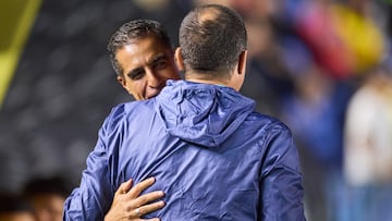 Renato Alves Paiva head coach of Toluca and Andre Soares Jardine head coach of America during the Quarter final first leg round match between America and Toluca as part of the Liga BBVA MX, Torneo Apertura 2024 at Ciudad de los Deportes Stadium on November 27, 2024 in Mexico City, Mexico.